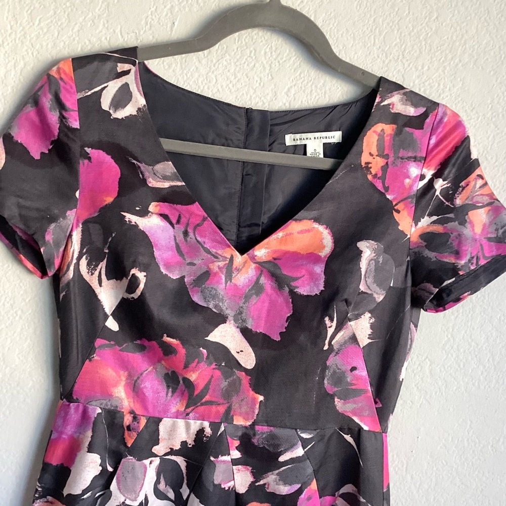 \Banana Republic\ Floral Fitted Midi Dress - Picture 3 of 16